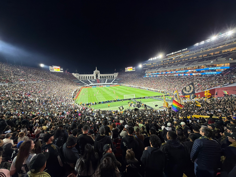 7만7000석 규모의 LA 메모리얼 콜로세움은 관중으로 가득 찼다. 전반 35분 현재 양 팀은 치열한 중원 싸움을 벌이며 팽팽한 접전을 이어가고 있다.