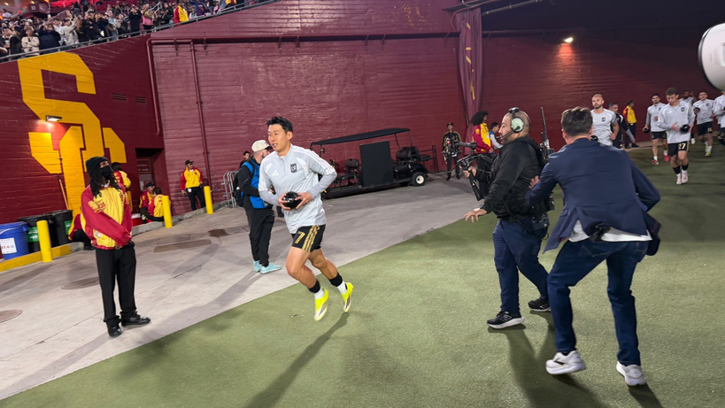 LAFC의 에이스 손흥민이 몸을 풀기 위해 그라운드로 들어서고 있다. 손흥민의 모습이 전광판에 비치자 관중석에서는 일제히 환호성이 터져 나왔다.