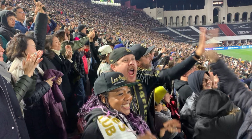 추가골이 터지는 순간, LAFC 팬들의 함성이 경기장을 뒤덮었다.