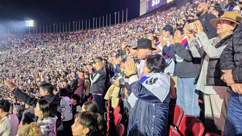 전반 37분, LAFC의 다비드 마르티네스가 선제골을 터뜨리며 균형을 깼다. LAFC가 1-0으로 앞서고 있다. 이날 아주관광(대표 박평식)이 구성한 응원단도 일제히 자리에서 일어섰다. 약 200여 명의 한인 팬들이 한데 모여 단체 응원을 펼치던 중 첫 골이 터지자, 관중석에서는 우레와 같은 환호성이 쏟아졌다.
