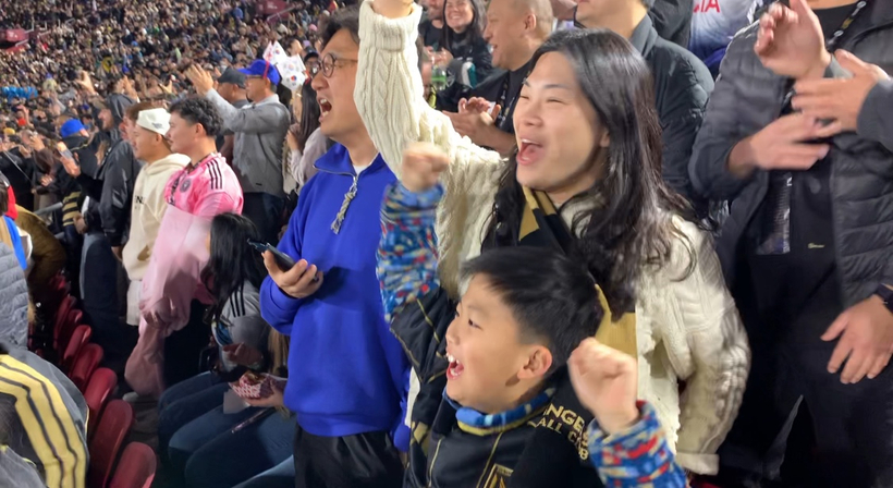 관중석 한편에서 한인 모자가 LAFC의 두 번째 골이 터지자 자리에서 일어나 환호하고 있다.