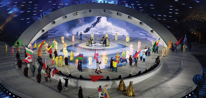 2026 밀라노.코르티나담페초 동계 올림픽 폐회식이 22일 이탈리아 베로나 아레나에서 열렸다. 폐회식 공연이 마무리된 후 각국 선수단이 입장해 행진하며 축제를 마무리하고 있다.  [로이터]