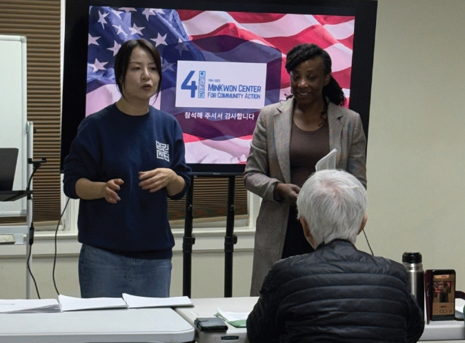 뉴저지주정부 복지국 산하 뉴아메리칸 사무국(QNA)이 지난 19일 뉴저지 민권센터 시민권 시험 교실을 방문하고 협조를 약속했다. 이날 시타 라구엠페 QNA 사무관은 시민권 시험 교실을 참관한 뒤 민권센터의 시민권 신청 대행 프로그램 등 여러 이민 서비스에 협력하겠다고 밝혔다.  [민권센터]