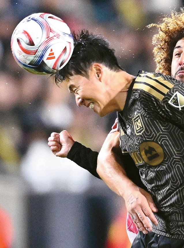 경기 후반전, LAFC 공격수 손흥민이 인터 마이애미 수비수 막시밀리아노 팔콘의 압박을 받으며 헤딩하고 있다. [로이터/Kelvin Kuo-Imagn Images]