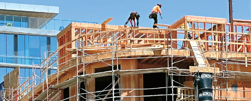 LA시의 건축 허가가 급감한 것으로 나타났다. 윌셔 인근 주상복합 건설 현장. 박낙희 기자 