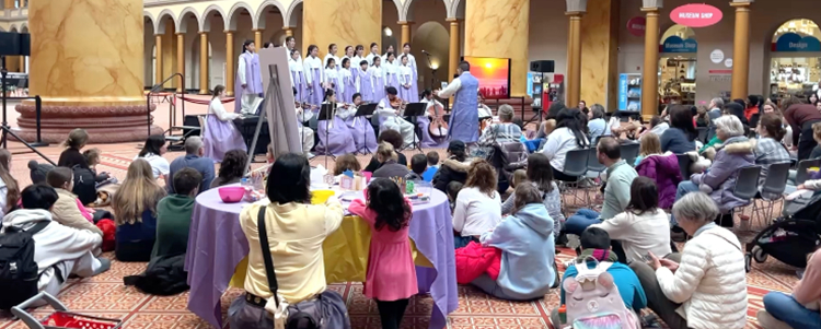 케이하모니 어린이.청소년 합창단이 국립건축박물관에서 공연을 하고 있다.