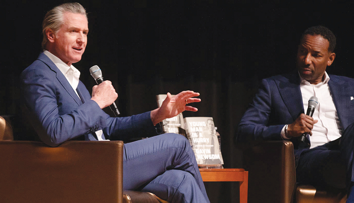 개빈 뉴섬(왼쪽) 주지사가 지난 16일 조지아주 애틀랜타에서 열린 자신의 회고록 북 투어 행사에서 안드레 디킨스 애틀랜타 시장과 대화를 나누고 있다. [NBC4 캡처]
