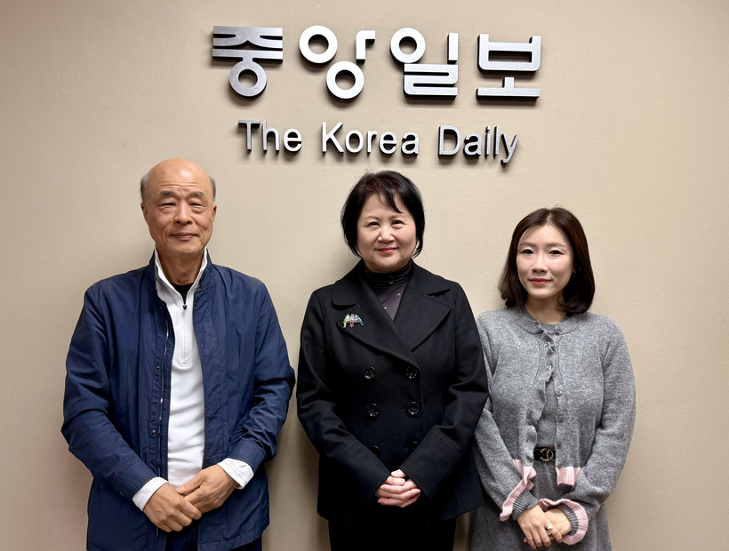 (왼쪽부터) 이영진 이사, 이조엔 회장, 정수아 부회장이 24일 본사를 방문했다.