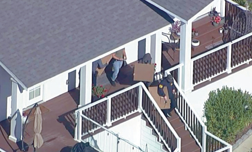 25일 오전 FBI 요원들이 LAUSD 알베르토 카르발류 교육감의 자택을 압수수색한 뒤 압수품을 차량으로 옮기고 있다.  [폭스11 캡처]