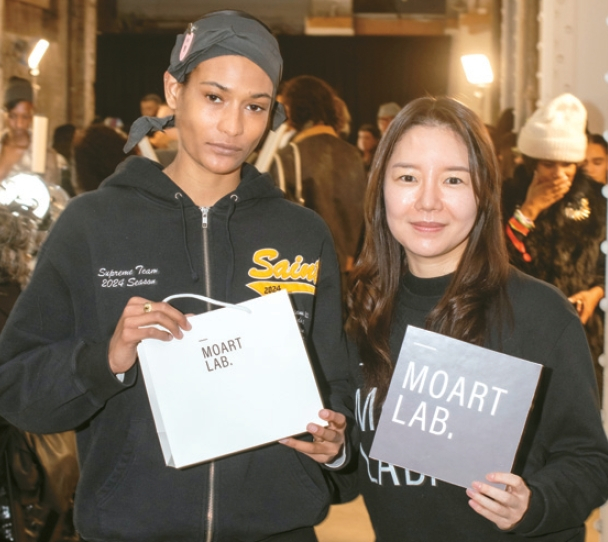 김송이 모아트랩(오른쪽) 대표이사가 뉴욕 패션위크(NYFW) 백스테이지에서 모델과 기념촬영을 하고 있다.
