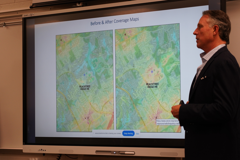 피터 코리 대표가 기지국 설치시 개선될 통신 환경을 설명하고 있다. 초록색(통신 미흡) 지역 일부가 노란색(통신 양호)으로 바뀔 예정이다.