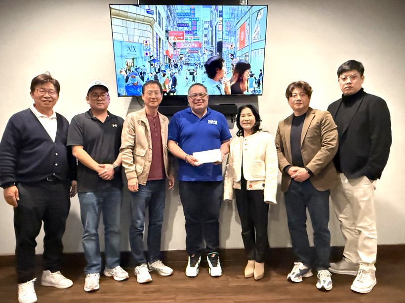 북텍사스 한인상공회 임원진이 지난 20일 오마르 나바에즈(가운데) 후보에게 후원금을 전달했다.