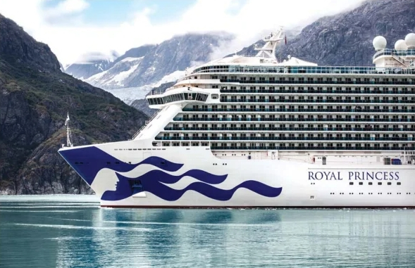 로열 프린세스호가 알래스카 글레이셔 베이의 빙하와 설산을 배경으로 항해하고 있다. [삼호관광 제공]
