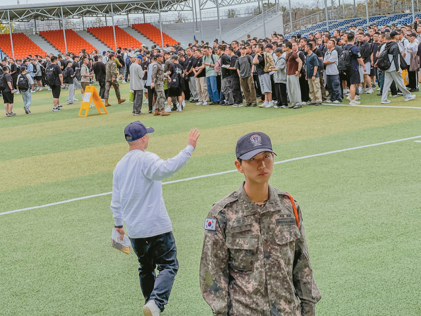 K.Y가 논산훈련소 입소를 위해 연병장으로 가고 있다.