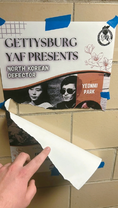 탈북민 박연미 씨의 강연회 홍보 포스터가 찢겨져 있다. [데일리콜러 캡처]