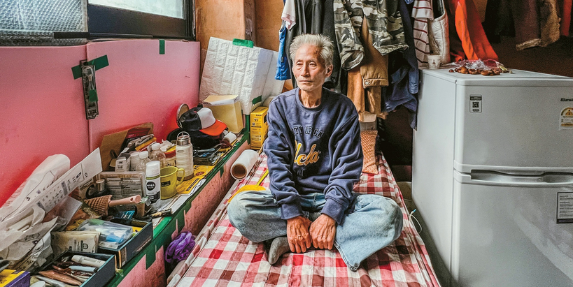 한국에서 ‘사망자’로 기록된 채병록 씨가 셸터 내 자신의 침상 위에서 한국에서의 삶에 대해 이야기하고 있다.