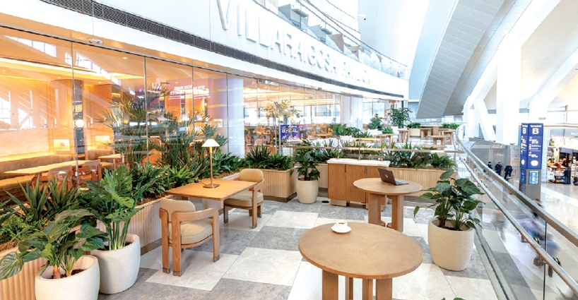 공사를 마친 대한항공 라운지 테라스 전경. 밖으로는 또다른 실내인 터미널 B의 열린 공간이 펼쳐져 쾌적함을 더했다는 평가를 받고 있다.