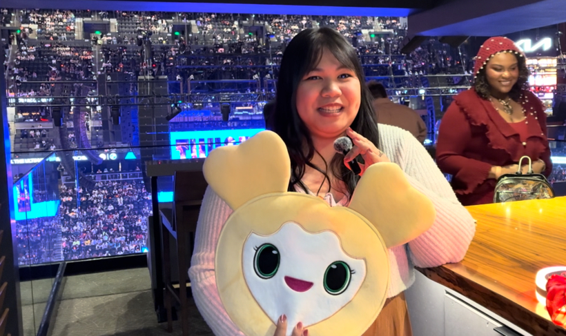 한 트와이스 팬이 지효 인형을 자랑하고 있다.