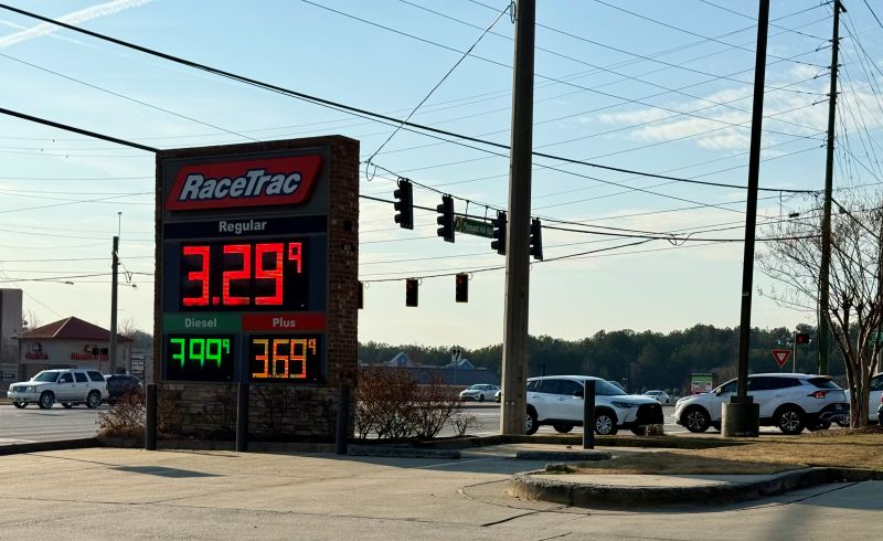 3월 2일 조지아주 한인타운 둘루스 플레전트힐 선상 레이스트랙 주유소. 지난주 갤러당 2달러대를 유지하던 휘발유 가격이 3달러를 넘어섰다. 윤지아 기자.