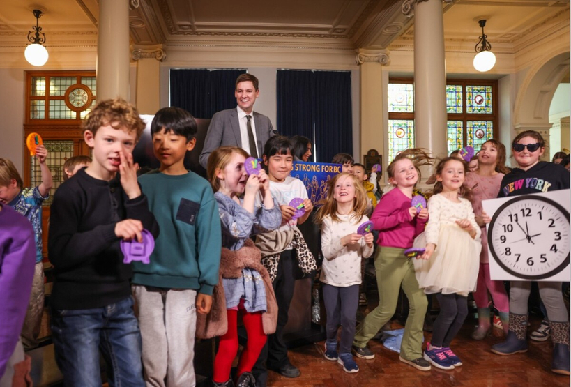 2일 데이비드 이비 BC주수상이 아이들과 함께 영구적인 '서머타임' 도입을 발표하고 있다. BC주는 주민 건강 증진과 생활 편의를 위해 겨울철에도 저녁 시간을 1시간 더 밝게 유지하는 연중 일광절약시간제를 영구 시행하기로 했다.[출처=Province of British Columbia]  