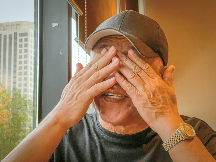 박세준 씨가 가족 이야기를 하다 눈물을 닦고 있다.