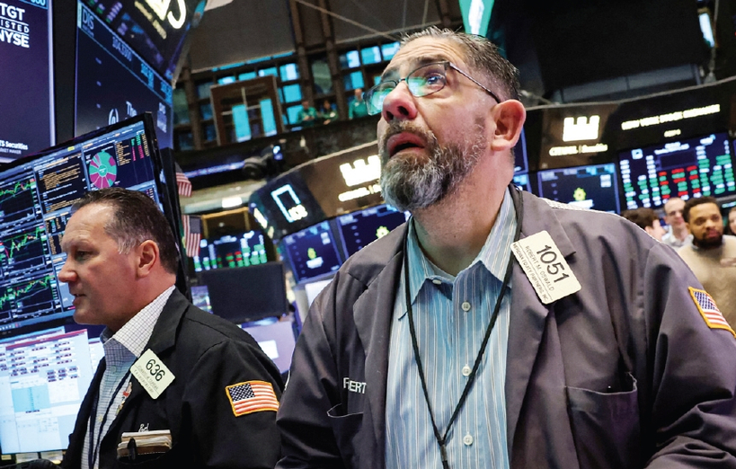 미국과 이스라엘의 이란 공습 이후 사태가 중동 전역으로 확산할 조짐을 보이는 가운데, 3일 뉴욕증시 3대 지수가 일제히 하락 마감했다. 이날 뉴욕증권거래소(NYSE)에서 트레이더들이 거래 화면을 우려섞인 표정으로 바라보고 있다. [로이터]