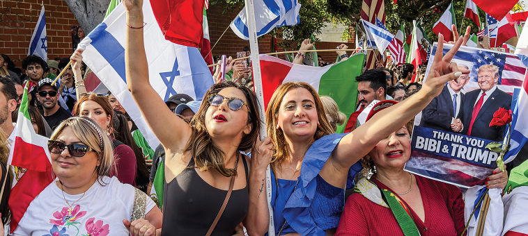 이란 최고지도자 알리 하메네이 사망 소식이 전해지자 지난 1일 LA 웨스트우드에서 이란계 주민들이 거리로 나와 행진하며 축하하고 있다. 시위엔 이란정부가 불구대천의 원수로 규정한 이스라엘의 국기도 등장했다.