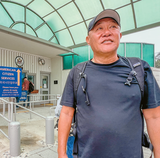 서울 광화문 주한미국대사관 입구에서 박세준 씨가 생각에 잠겨 있다.