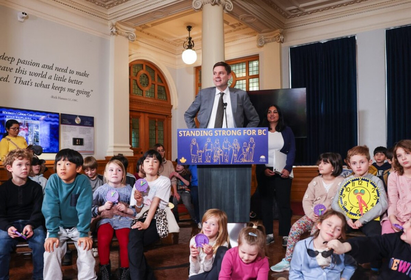 2일 데이비드 이비 BC주수상이 아이들과 함께 영구적인 '서머타임' 도입을 발표하고 있다.[출처=Province of British Columbia] 