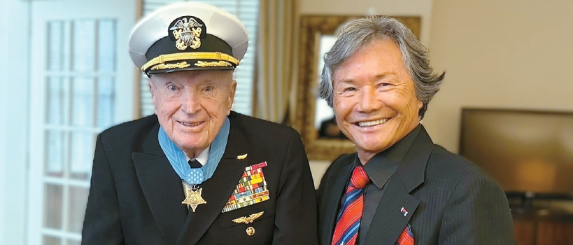 백황기 전 한인회장(오른쪽)이 로이스 윌리엄스 대령의 명예훈장 수여식에 동행했다. 훈장 수여식 후 워싱턴 DC의 Navy Yard 호텔 숙소에서 두 사람이 우정의 사진을 찍었다. [로이스 윌리엄스 대령 제공]