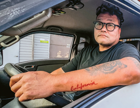 지난 2017년 LA에서 추방된 박진우 씨. 왼팔에는 한국에서 새긴 'California' 문신이 있다.