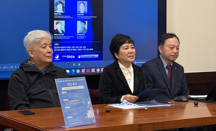 3일 청담 식당에서 진행된 기자회견에서 김영자 분과위원장(가운데)이 부동산 포럼행사에 대해 설명하고 있다.