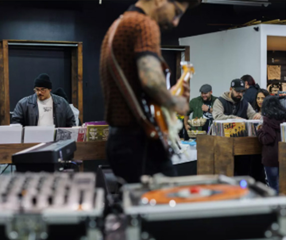 미드나이트 아워는 음악과 문화 관련 행사를 수시로 마련하며 샌퍼낸도 주민들의 사랑방이 됐다. [지나 페라지, 조너선 알콘/LA타임스]