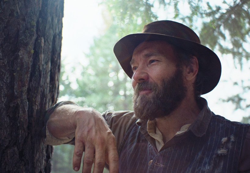 ‘트레인 드림스’는 거대한 역사적 서사 대신 그 역사에 스쳐 지나간 한 개인의 시간을 붙든다. [Netflix]