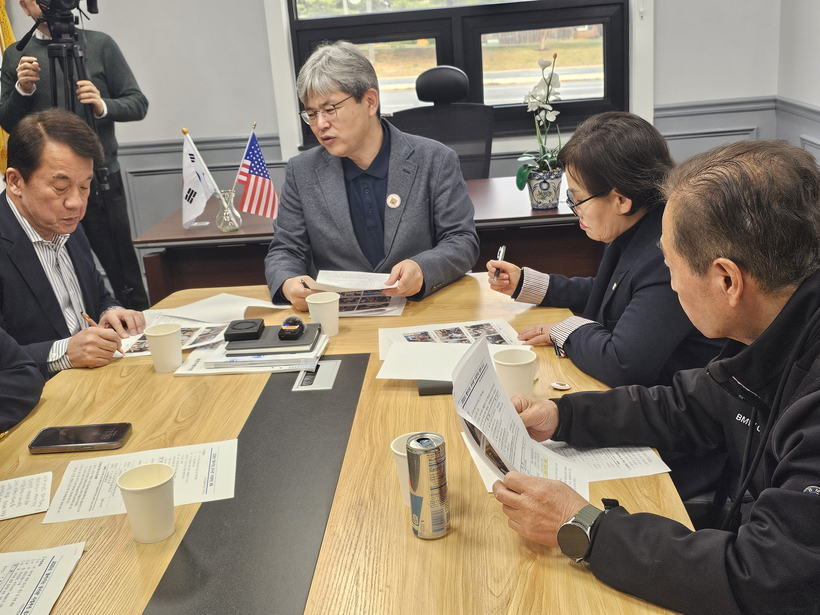 좌로부터 김덕만 회장, 강임산 소장, 안수화 회장, 김태환 이사장.