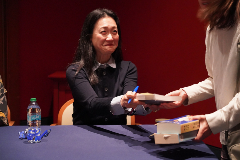 강연을 끝낸 이민진 작가가 북 사인회에서 애틀랜타 독자들을 만났다.