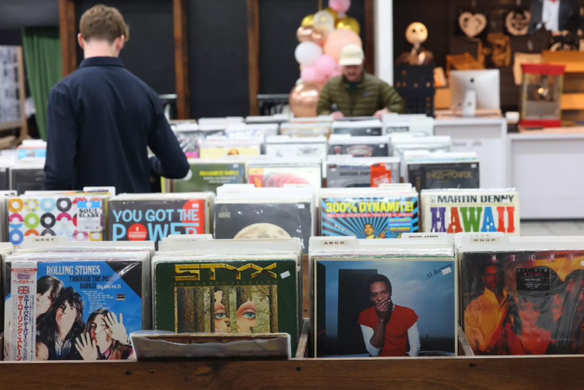 고객들이 다양한 장르의 음반을 살펴보고 있다. [지나 페라지, 조너선 알콘/LA타임스]