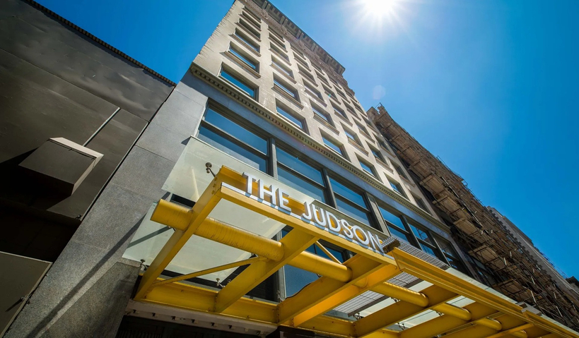 스티븐 배 에퀴티 리얼티 대표(왼쪽)와 LA 다운타운에 위치한 'The Judson' 건물 전경. [Urban LA Living 웹사이트 캡처]