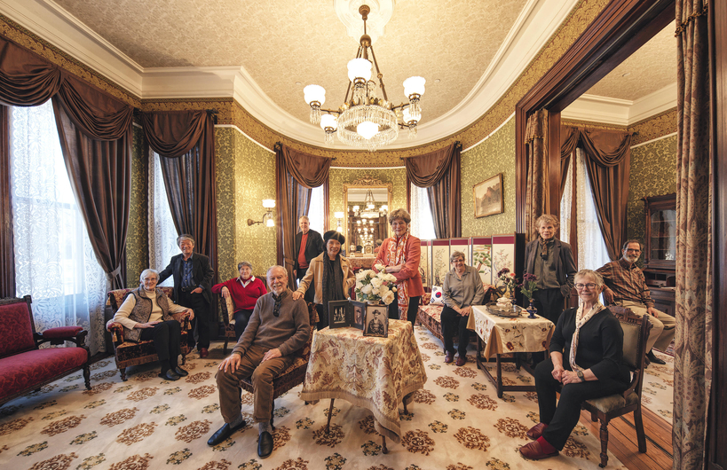 1970년대 한국서 근무했던 평화봉사단(Peace Corps)과 캐슬린스티븐스(가운데 분홍색 상의) 전 주한미국대사 사진- 라미(현효제) 작가