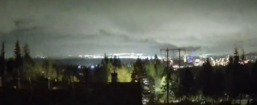 3일 밤 9시경 BC주 남부 해안 일대 밤하늘에 거대한 유성이 폭발하며 섬광이 번지고 있다. 이날 발생한 굉음은 메트로 밴쿠버를 포함한 광범위한 지역에서 목격됐다.[CCTV 캡쳐] 