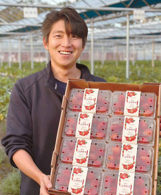 '베리테일'의 신연중 매니저가 금실딸기를 들어보이고 있다.