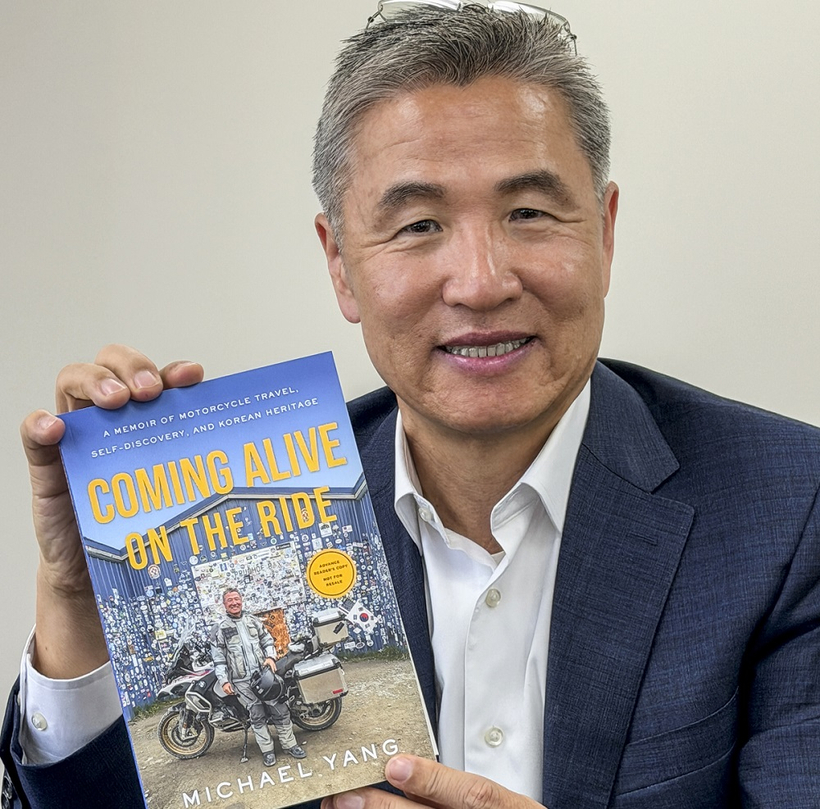 마이클 양 대표가 본지와 인터뷰를 한 뒤 이번에 출간한 자전적 에세이 ‘커밍 어라이브 온 더 라이드(Coming Alive on the Ride)’를 소개하고 있다. 김상진 기자