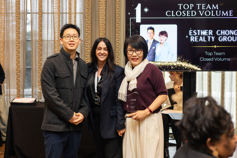 지난해 높은 실적을 달성해 상을 받은 에스더 정 대표(오른쪽)