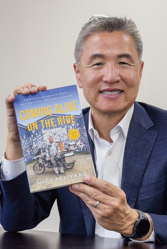 마이클 양 대표가 본지와 인터뷰를 한 뒤 이번에 출간한 자전적 에세이 ‘커밍 어라이브 온 더 라이드(Coming Alive on the Ride)’를 소개하고 있다. 김상진 기자 