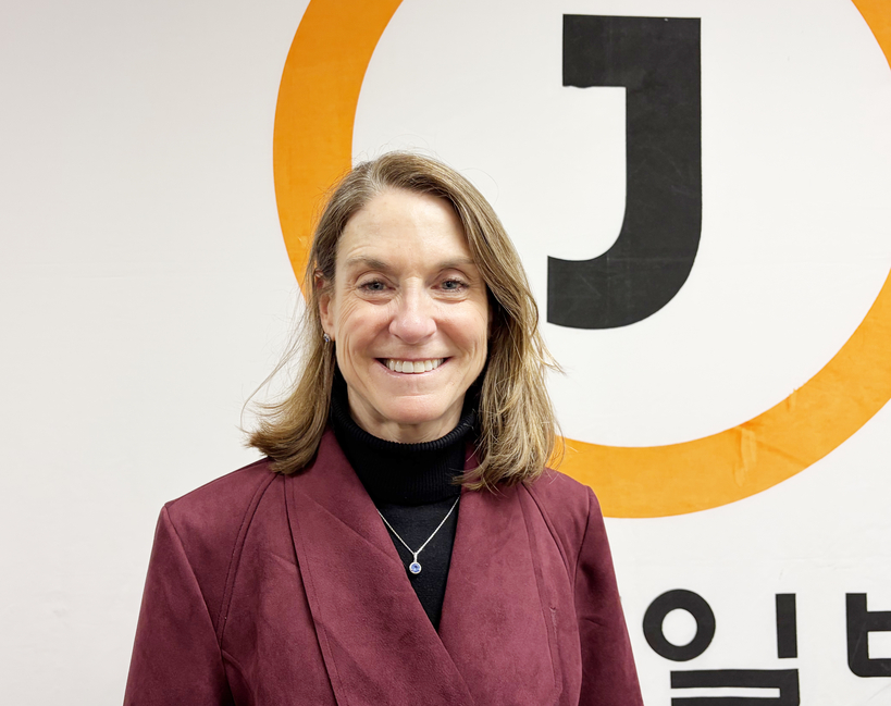 지난 4일 중앙일보를 찾은 일리노이 연방하원 9지구에 출마한 로라 파인(Laura Fine) 후보. 