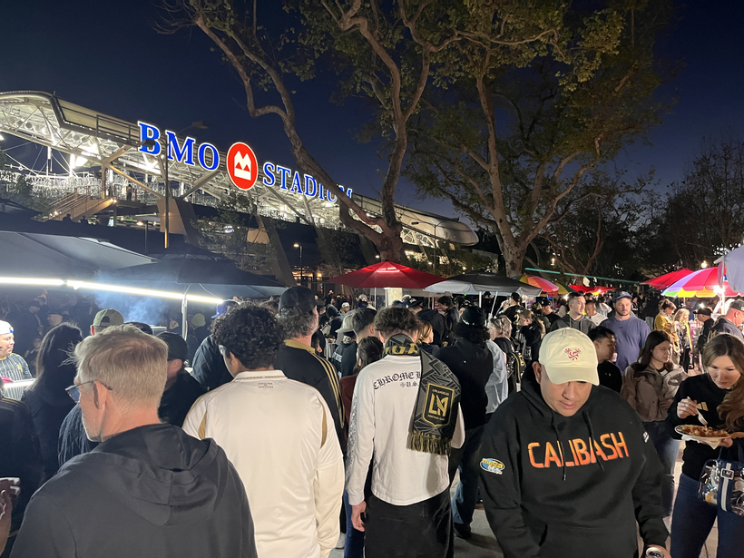 BMO 스타디움 주변에는 경기 시작을 앞두고 팬들의 발걸음이 이어지고 있다. LA에는 선선한 바람이 불어 선수들이 경기를 치르기에 더없이 좋은 날씨다.