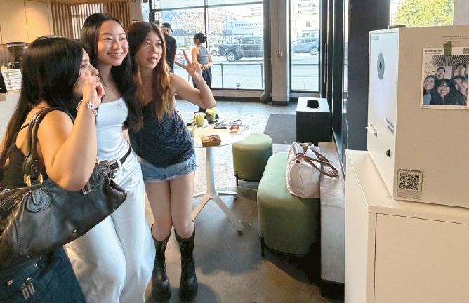 록(ROK) 카페에 배치된 영수증 사진기로 사진을 찍는 손님들.