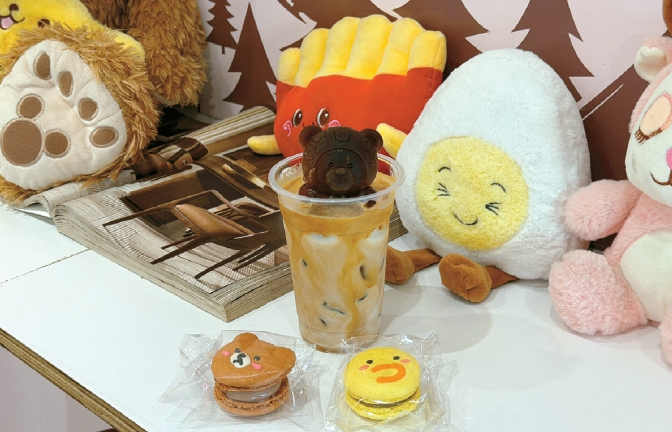 썸모어 엘에이 카페가 제공하는 곰돌이 모양 얼음이 담긴 라떼와 오리, 곰돌이 모양의 마카롱.
