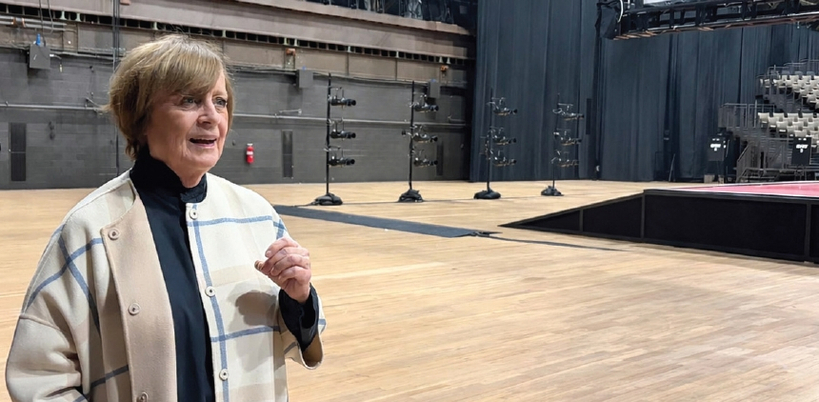 레베카 로버트슨 파크애비뉴 아모리 창립 의장 겸 총괄 프로듀서가 지난 6일 공연 무대(웨이드 톰슨 드릴 홀) 앞에서 연극 ‘벚꽃동산’ 등에 대해 설명하고 있다.