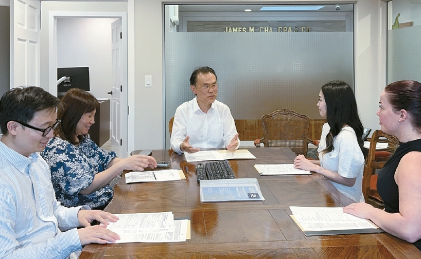 제임스 차 CPA가 한인 고객들에게 세금 보고 상담을 하고 있다. [업체 제공]